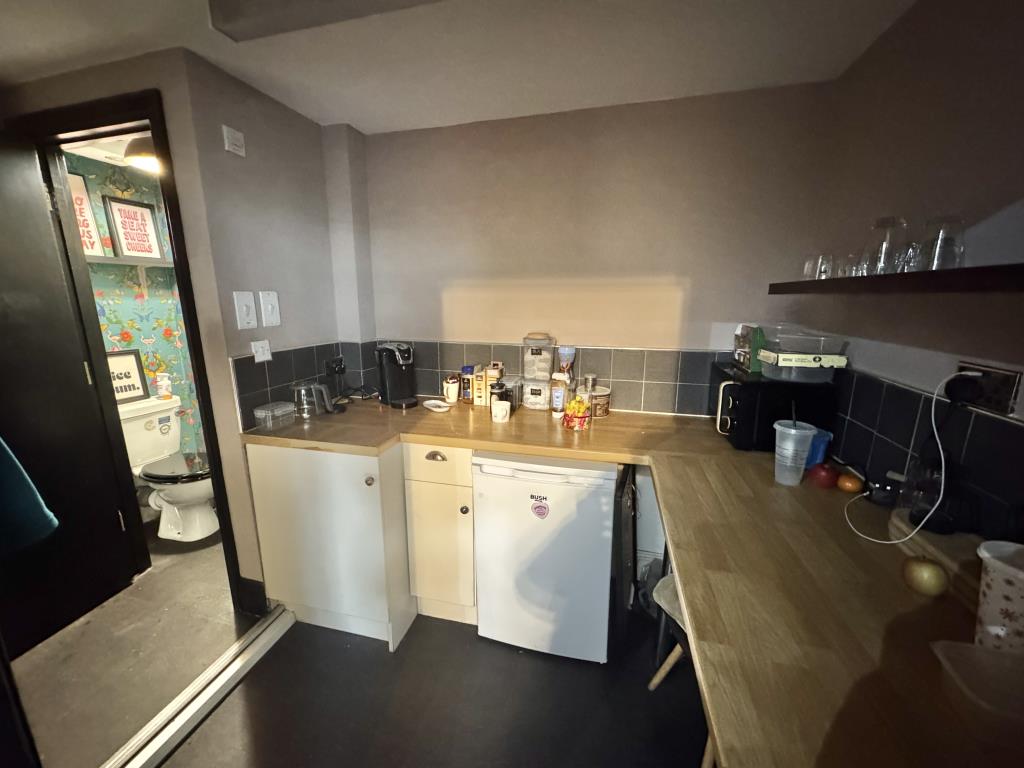 Lot: 40 - COMMERCIAL INVESTMENT - Staff kitchen